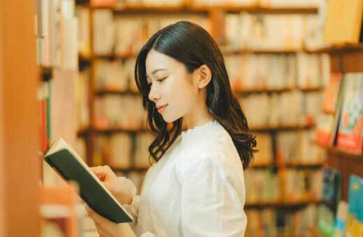 図書館で本を読む女性