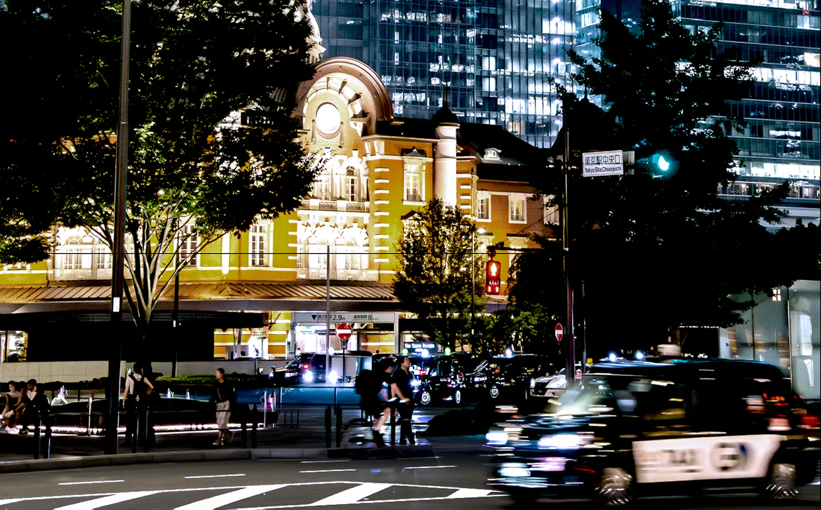 東京駅前を走るタクシー（イメージ写真）