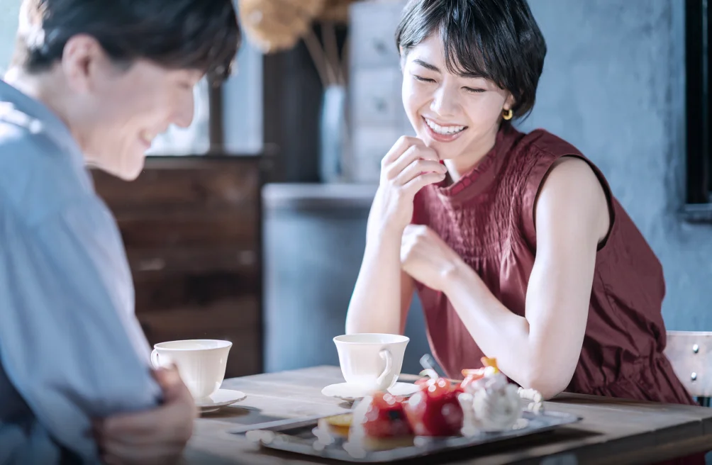 カフェでくつろぐ二人（イメージ写真）