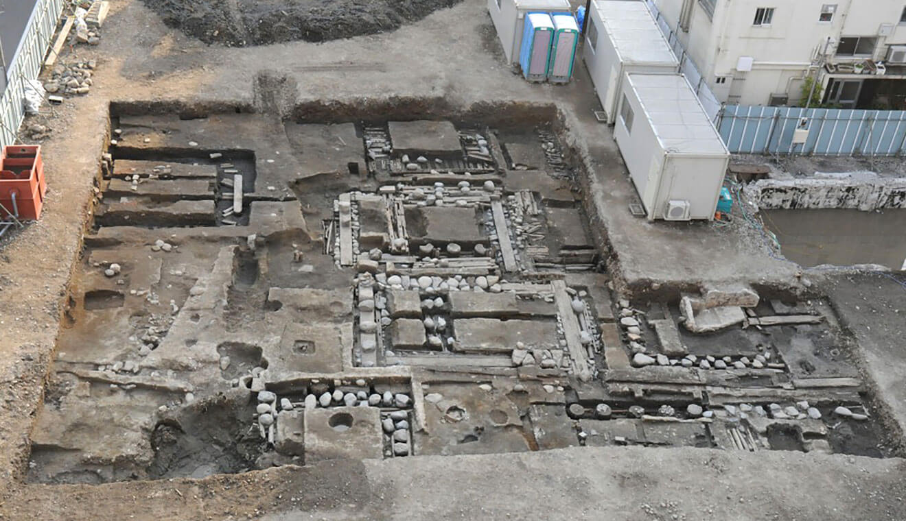 5カ月にわたる埋蔵文化財調査の結果、数多くの土蔵の基礎や陶磁器が出土した（アトラス築地）